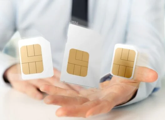 Mand med forskellige SIM-lort